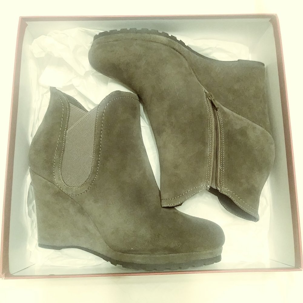 NEW IN BOX Womens Vaneli Suede Leather Wedge Bootie Size 10.5 to 11 to 11.5.